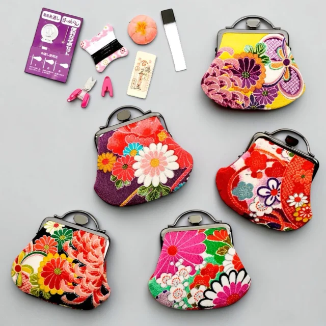 Cover image: Eight Needles: Misuya kimono-yuzen gamaguchi sewing set